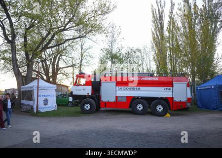 Prague, République Tchèque - 30 avril 2026 : camion de pompiers tchèque au festival en plein air Burning Witches alors que les pompiers fournissent un soutien à la sécurité des visiteurs. Banque D'Images
