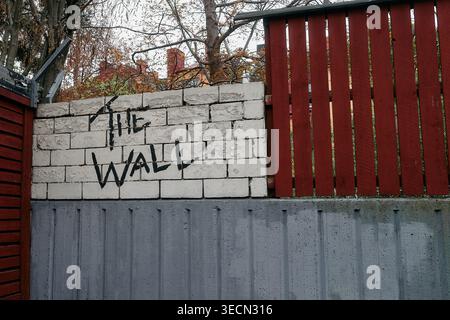 Le mur inspiré par l'album Pink Floyd sur un mur réel. Nynashamn, comté de Stockholm, Suède, 9 mai 2025 Banque D'Images