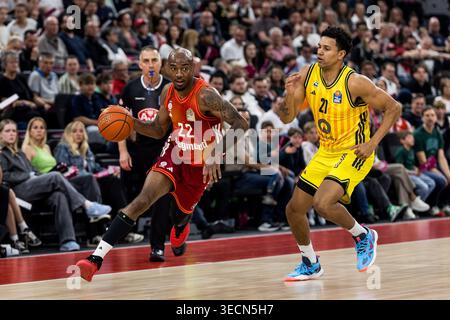 MUNICH, ALLEMAGNE - 01 MAI : Isiaha Mike (FC Bayern Muenchen, 22) contrôle le ballon contre Michael Rataj (Alba Berlin, 21) lors du match easyCredit Basketball Bundesliga entre FC Bayern Muenchen vs Alba Berlin au SAP Garden le jour 27 de l'easyCredit Basketball Bundesliga le 1er mai 2026 à Munich, Allemagne. Banque D'Images