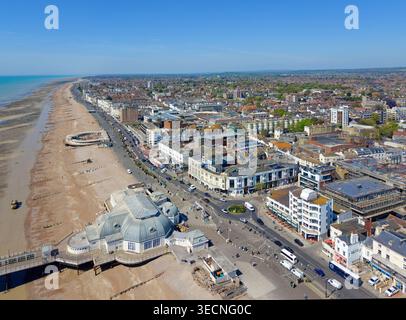Vue aérienne vers l'ouest le long de la côte sud britannique montrant une plage de galets et la ville balnéaire de Worthing, West Sussex, Angleterre, Royaume-Uni. Banque D'Images