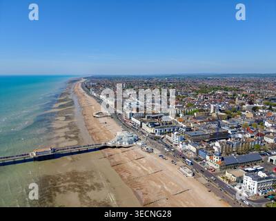 Vue aérienne du front de mer et de la plage de galets de la ville balnéaire de Worthing sur la côte sud un jour de printemps ensoleillé dans le Sussex de l'Ouest, Angleterre, Royaume-Uni. Banque D'Images