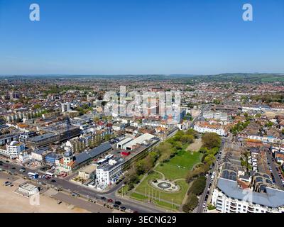 Vue aérienne d'une zone industrielle urbaine dense montrant un paysage à usage mixte et Steyne Gardens à Worthing, West Sussex, Royaume-Uni par une journée ensoleillée. Banque D'Images