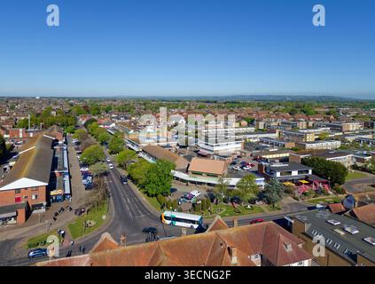 Vue aérienne, zone industrielle et résidentielle à usage mixte dans la banlieue balnéaire de la ville britannique de Rustington, West Sussex, avec la rue en vue dégagée, Royaume-Uni. Banque D'Images