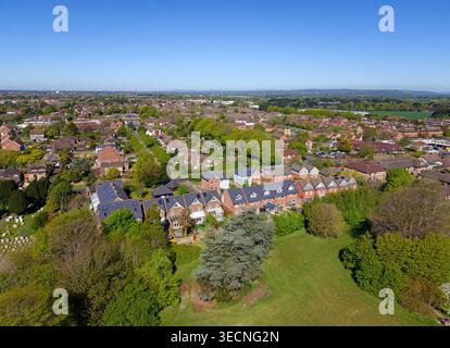 Aérien au-dessus de la ville résidentielle de banlieue avec de belles maisons, dans un quartier agréable au-dessus de East Preston et West Preston, West Sussex, Royaume-Uni, un jour de printemps ensoleillé. Banque D'Images