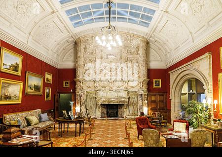 Cheminée en marbre ornée dans la salle Drawintg, Cragside, Northumberland, Angleterre, Royaume-Uni Banque D'Images