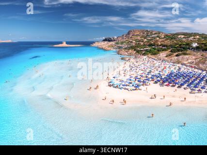 Vue aérienne drone de la plage de sable de la Pelosa et mer bleue en été Banque D'Images