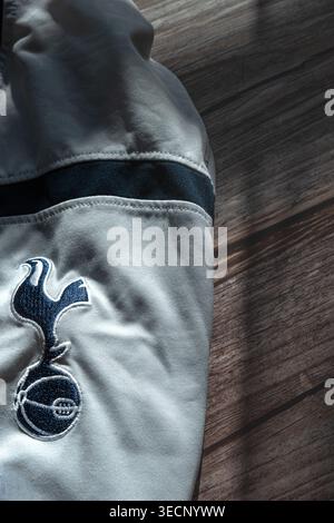 Image verticale du maillot domicile tottenham hotspur avec un gros plan du logo du coq du club. 2 mars 2026, Reading, Royaume-Uni Banque D'Images