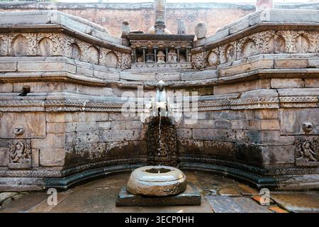 Naag Pukhu Serpent Pond (Laayeku Pond) dans la cour Sundari Chowk, Bhaktapur Durbar Square, Bhaktapur, Népal Banque D'Images