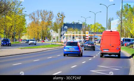 Varsovie, Pologne. 21 avril 2026. Circulation automobile à l'heure de pointe dans la zone de banlieue de la ville. Suburban avec des voitures et des bâtiments en arrière-plan. Banque D'Images
