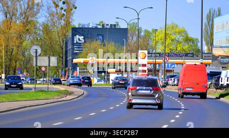 Varsovie, Pologne. 21 avril 2026. Circulation automobile à l'heure de pointe dans la zone de banlieue de la ville. Suburban avec des voitures et des bâtiments en arrière-plan. Banque D'Images