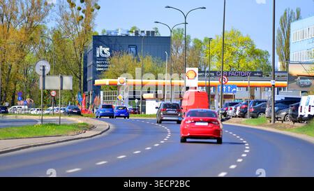 Varsovie, Pologne. 21 avril 2026. Circulation automobile à l'heure de pointe dans la zone de banlieue de la ville. Suburban avec des voitures et des bâtiments en arrière-plan. Banque D'Images