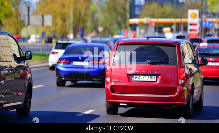 Varsovie, Pologne. 21 avril 2026. Circulation automobile à l'heure de pointe dans la zone de banlieue de la ville. Suburban avec des voitures et des bâtiments en arrière-plan. Banque D'Images