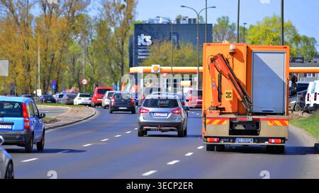 Varsovie, Pologne. 21 avril 2026. Circulation automobile à l'heure de pointe dans la zone de banlieue de la ville. Suburban avec des voitures et des bâtiments en arrière-plan. Banque D'Images