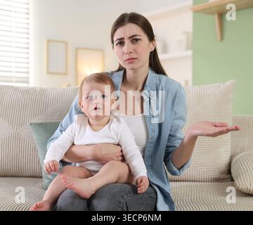 Télémédecine. Mère et son bébé ayant une consultation en ligne avec le médecin, vue de la caméra Banque D'Images