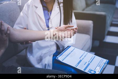 Travailleur de la santé fournissant un soutien empathique et des soins, en plaçant doucement les mains sur le bras d'une femme âgée Banque D'Images