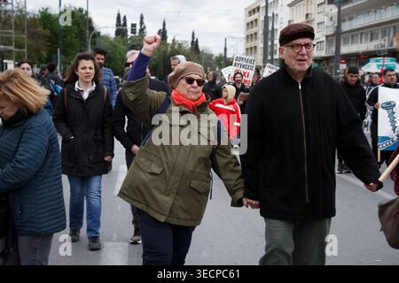 Un couple de personnes âgées participe à une manifestation le 1er mai dans le centre d'Athènes, alors que la femme lève le poing en manifestant. Athènes, Grèce | mai 2026 Banque D'Images