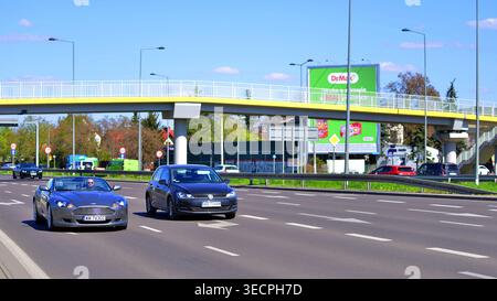 Varsovie, Pologne. 21 avril 2026. Circulation automobile à l'heure de pointe dans la zone de banlieue de la ville. Suburban avec des voitures et des bâtiments en arrière-plan. Banque D'Images