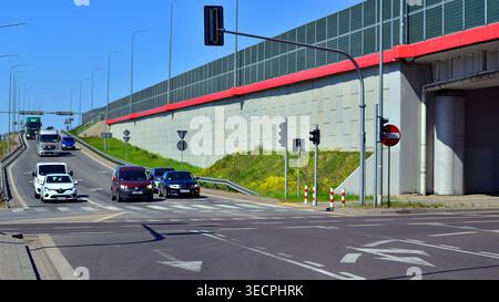 Varsovie, Pologne. 21 avril 2026. Circulation automobile à l'heure de pointe dans la zone de banlieue de la ville. Suburban avec des voitures et des bâtiments en arrière-plan. Banque D'Images