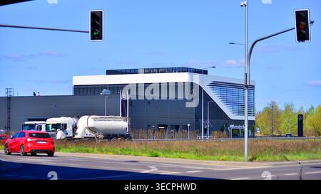 Varsovie, Pologne. 21 avril 2026. Circulation automobile à l'heure de pointe dans la zone de banlieue de la ville. Suburban avec des voitures et des bâtiments en arrière-plan. Banque D'Images
