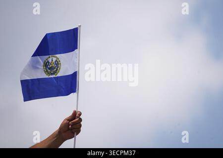 San Salvador, El Salvador. 01 mai 2026. Un manifestant agite un drapeau salvadorien lors d'une manifestation de la fête du travail. Crédit : SOPA images Limited/Alamy Live News Banque D'Images