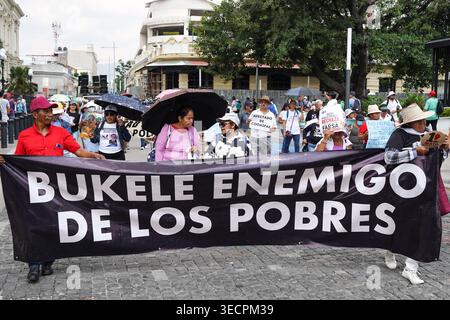 San Salvador, El Salvador. 01 mai 2026. Des manifestants portant une bannière scandent des slogans contre le gouvernement de Nayib Bukele lors d'une manifestation organisée pendant la fête du travail. Crédit : SOPA images Limited/Alamy Live News Banque D'Images