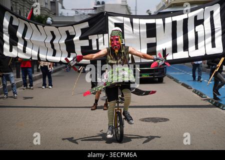 San Salvador, El Salvador. 01 mai 2026. Un manifestant en costume participe à une manifestation de la fête du travail. Crédit : SOPA images Limited/Alamy Live News Banque D'Images