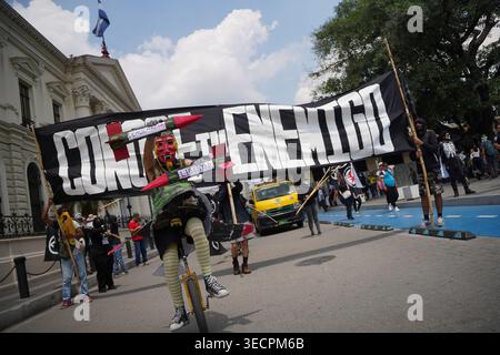San Salvador, El Salvador. 01 mai 2026. Un manifestant en costume participe à une manifestation de la fête du travail. Crédit : SOPA images Limited/Alamy Live News Banque D'Images