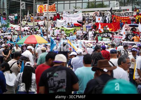 San Salvador, El Salvador. 01 mai 2026. Des manifestants avec des banderoles scandent des slogans contre le gouvernement de Nayib Bukele lors d'une manifestation de la fête du travail. Crédit : SOPA images Limited/Alamy Live News Banque D'Images