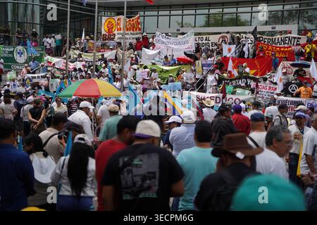 San Salvador, El Salvador. 01 mai 2026. Des manifestants avec des banderoles scandent des slogans contre le gouvernement de Nayib Bukele lors d'une manifestation de la fête du travail. Crédit : SOPA images Limited/Alamy Live News Banque D'Images