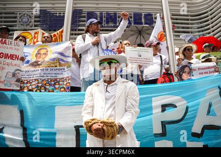San Salvador, El Salvador. 01 mai 2026. Un médecin manifestant se tient les mains attachées lors d'une manifestation de la fête du travail. Crédit : SOPA images Limited/Alamy Live News Banque D'Images