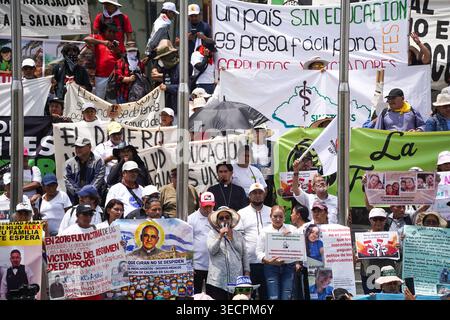 San Salvador, El Salvador. 01 mai 2026. Des manifestants arborant des banderoles et des pancartes scandent des slogans contre le gouvernement de Nayib Bukele lors d'une manifestation de la fête du travail. Crédit : SOPA images Limited/Alamy Live News Banque D'Images