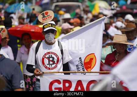 San Salvador, El Salvador. 01 mai 2026. Un manifestant porte une chemise contre Bitcoin lors d'une manifestation de la fête du travail. Crédit : SOPA images Limited/Alamy Live News Banque D'Images