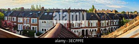 Vue panoramique des maisons mitoyennes victoriennes à Clapham, Londres Banque D'Images
