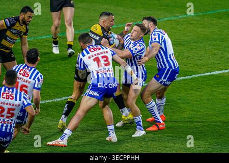 ST HELENS, ANGLETERRE - 1er mai : Paul Vaughan de York est attaqué par trois Saints Defenders lors du match de Betfred Super League entre St Helens et York Knights au BrewDog Stadium le 1er mai 2026 à St Helens, en Angleterre. (Photo de James Giblin) Banque D'Images