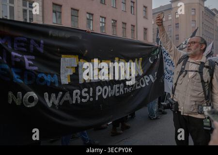Berlin, tel Aviv, Allemagne. 1er mai 2026. défilé des manifestants tenant des bannières.Free Iran (crédit image : © Gaby Schuetze/ZUMA Press Wire) USAGE ÉDITORIAL SEULEMENT ! Non destiné à UN USAGE commercial ! Banque D'Images