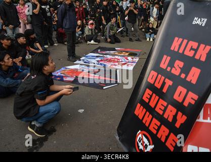Malang, Java oriental, Indonésie. 1er mai 2026. Les affiches ont été affichées sur la clôture lors d'une manifestation du 1er mai dans les rues de Malang, Java oriental, Indonésie, le 1er mai 2026. (Crédit image : © Aman Rochman/ZUMA Press Wire) USAGE ÉDITORIAL SEULEMENT ! Non destiné à UN USAGE commercial ! Banque D'Images