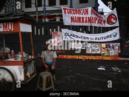 Malang, Java oriental, Indonésie. 1er mai 2026. Un vendeur et des banderoles de protestation lors d'une manifestation du 1er mai dans les rues de Malang, Java oriental, Indonésie, le 1er mai 2026. (Crédit image : © Aman Rochman/ZUMA Press Wire) USAGE ÉDITORIAL SEULEMENT ! Non destiné à UN USAGE commercial ! Banque D'Images