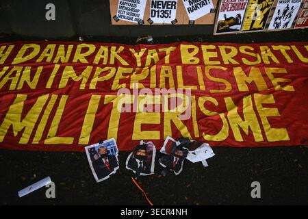 Malang, Java oriental, Indonésie. 1er mai 2026. Affiches du président Donald Trump et de Prabowo Subianto avant brûlées par les manifestants lors d'une manifestation du 1er mai dans les rues de Malang, Java oriental, Indonésie, le 1er mai 2026. (Crédit image : © Aman Rochman/ZUMA Press Wire) USAGE ÉDITORIAL SEULEMENT ! Non destiné à UN USAGE commercial ! Banque D'Images