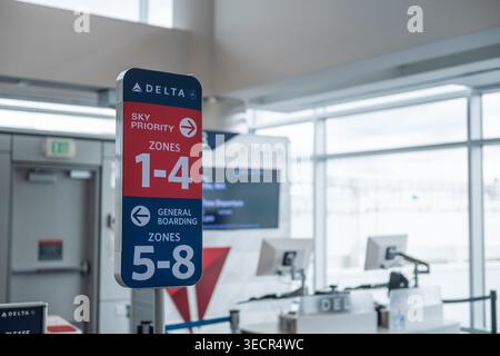 DENVER, COLORADO - AVRIL 30 : un panneau Delta Air Lines Sky Priority et zone d'embarquement est affiché près d'une porte d'embarquement à l'aéroport international de Denver Banque D'Images