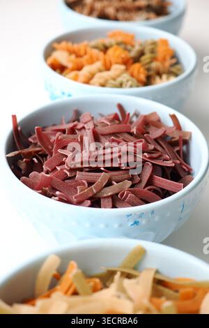 Différents types de pâtes dans des bols sur une table Banque D'Images