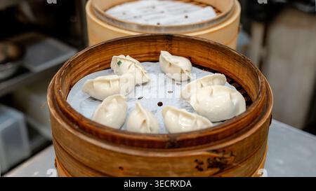 Boulettes de xiaolongbao fraîchement cuites à la vapeur dans un cuiseur traditionnel en bambou dans un restaurant taïwanais, mettant en valeur les saveurs délicieuses et authentiques du Tai Banque D'Images