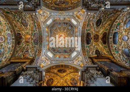 Vue intérieure grandiose du dôme de la basilique Santa Maria Maggiore, il est situé à Bergamo Città Alta sur la Piazza del Duomo. Lombardie, Italie. Banque D'Images