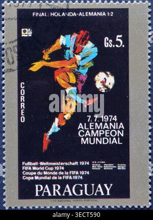 Timbre-poste oblitéré imprimé par le Paraguay, qui montre l'affiche de la Coupe du monde 1974 en Allemagne, promouvant la Coupe du monde de football 1978, Argentine. Banque D'Images