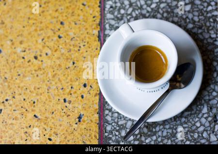 Gros plan d'un espresso fraîchement préparé dans une tasse. Banque D'Images