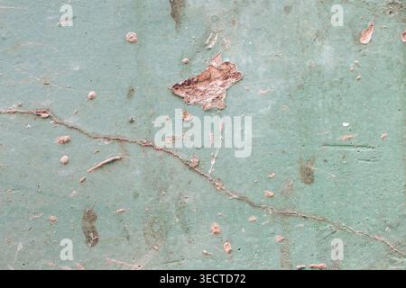 Macro de mur en béton peint rustique fissuré par les intempéries Banque D'Images