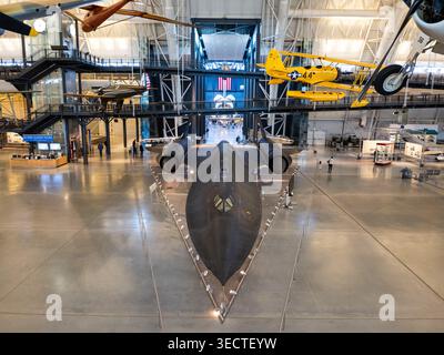 SR 71 Blackbird Stealth Aircraft Udvar Hazy Chantilly États-Unis | CHANTILLY, Virginie, États-Unis — le Lockheed SR-71A Blackbird, série 61-7972, domine le plancher du hangar d'aviation Boeing au Steven F. Udvar-Hazy Center sous un auvent d'avions d'époque suspendus. Construite par Lockheed's Skunk Works et capable de naviguer à Mach 3,2 au-dessus de 85 000 pieds, cette cellule spécifique établit quatre records de vitesse nationaux et trois records internationaux lors de son dernier vol de livraison à Washington-Dulles le 6 mars 1990. Banque D'Images
