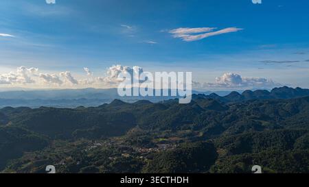 Paisible Lakeside Village sur la frontière thaïlandaise–birmane.Une vue aérienne à couper le souffle capture Baan Arunothai, un village de montagne serein niché à côté d'un calme Banque D'Images