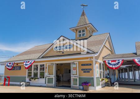 Oak Bluffs, Martha's Vineyard, ma, États-Unis-3 juillet 2025 : le ferry arrive au terminal de l'île et les gens nagent à la plage regardant le ferry. Banque D'Images