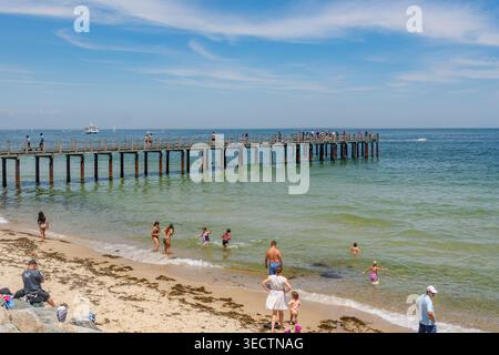 Oak Bluffs, Martha's Vineyard, ma, États-Unis-3 juillet 2025 : le ferry arrive au terminal de l'île et les gens nagent à la plage regardant le ferry. Banque D'Images