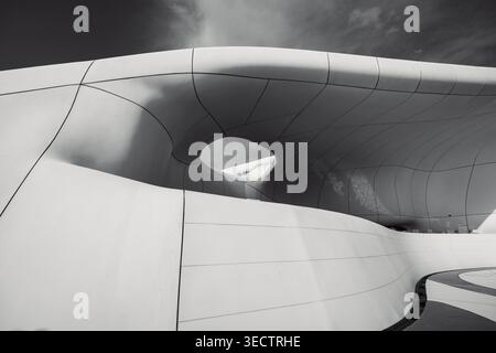 Architecture abstraite en noir et blanc avec formes géométriques et contrastes Banque D'Images